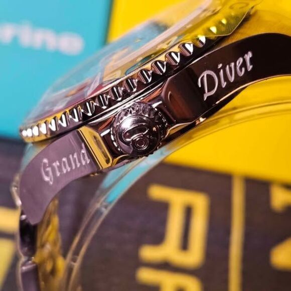 Invicta Grand Diver Automatic Watch – Red Dial / Stainless Steel 300M WR - Picture 5 of 8